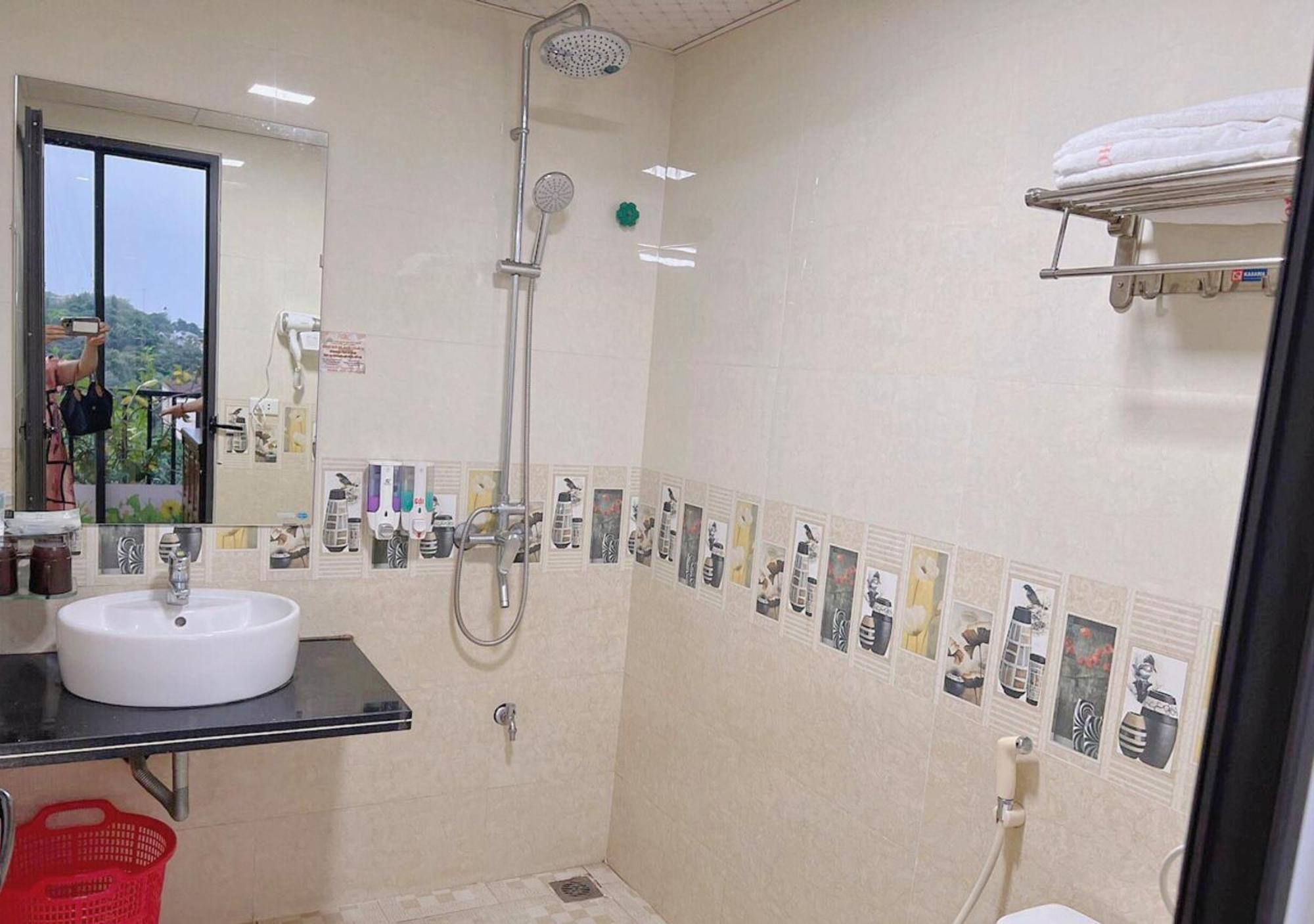 Thu Ha Hotel Uông Bí エクステリア 写真